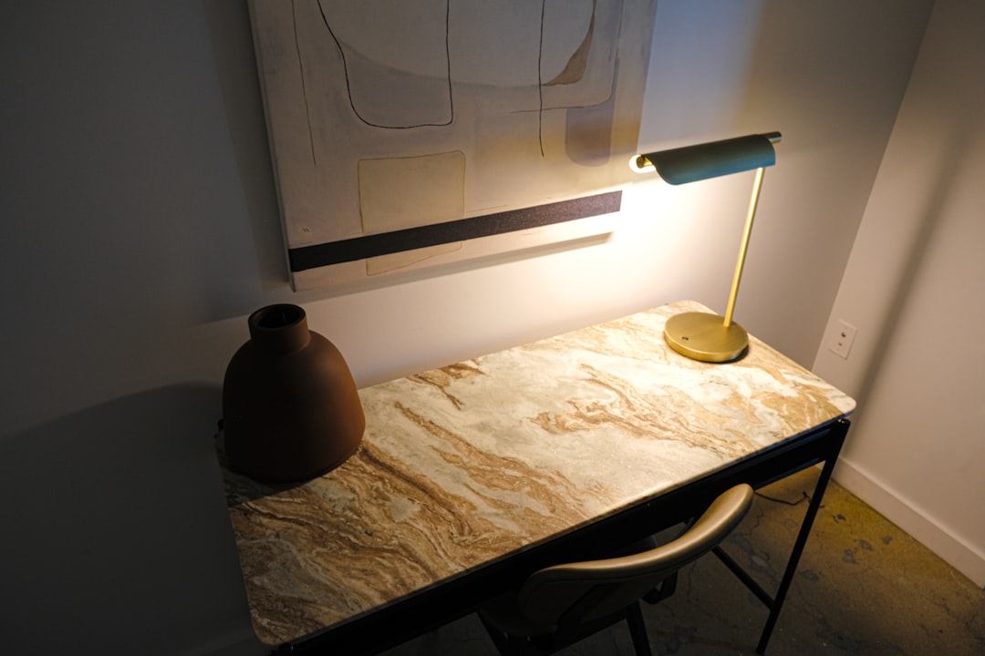 Photo marble and brass table lamp
